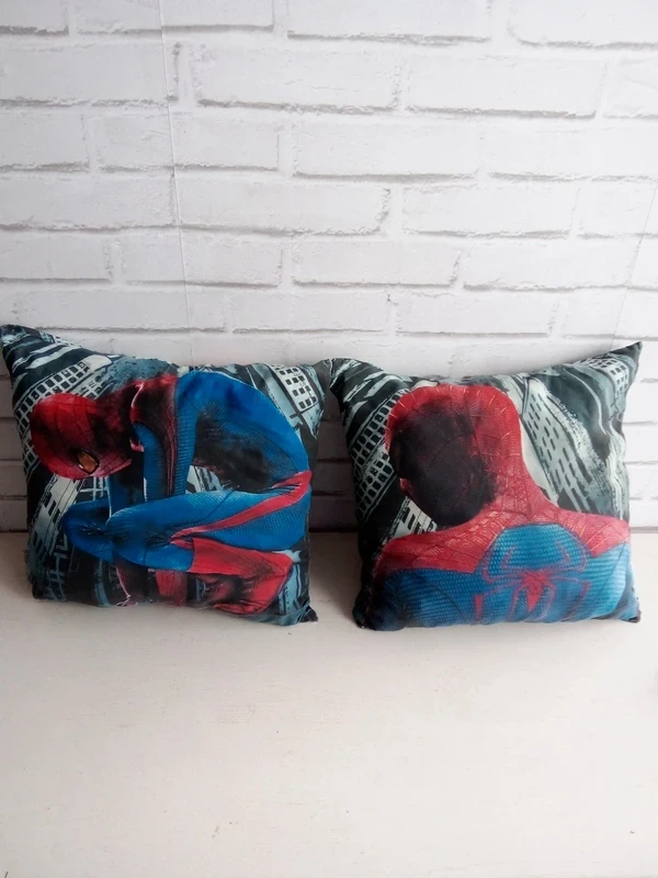 Lot de 2 coussins " Spiderman" .
